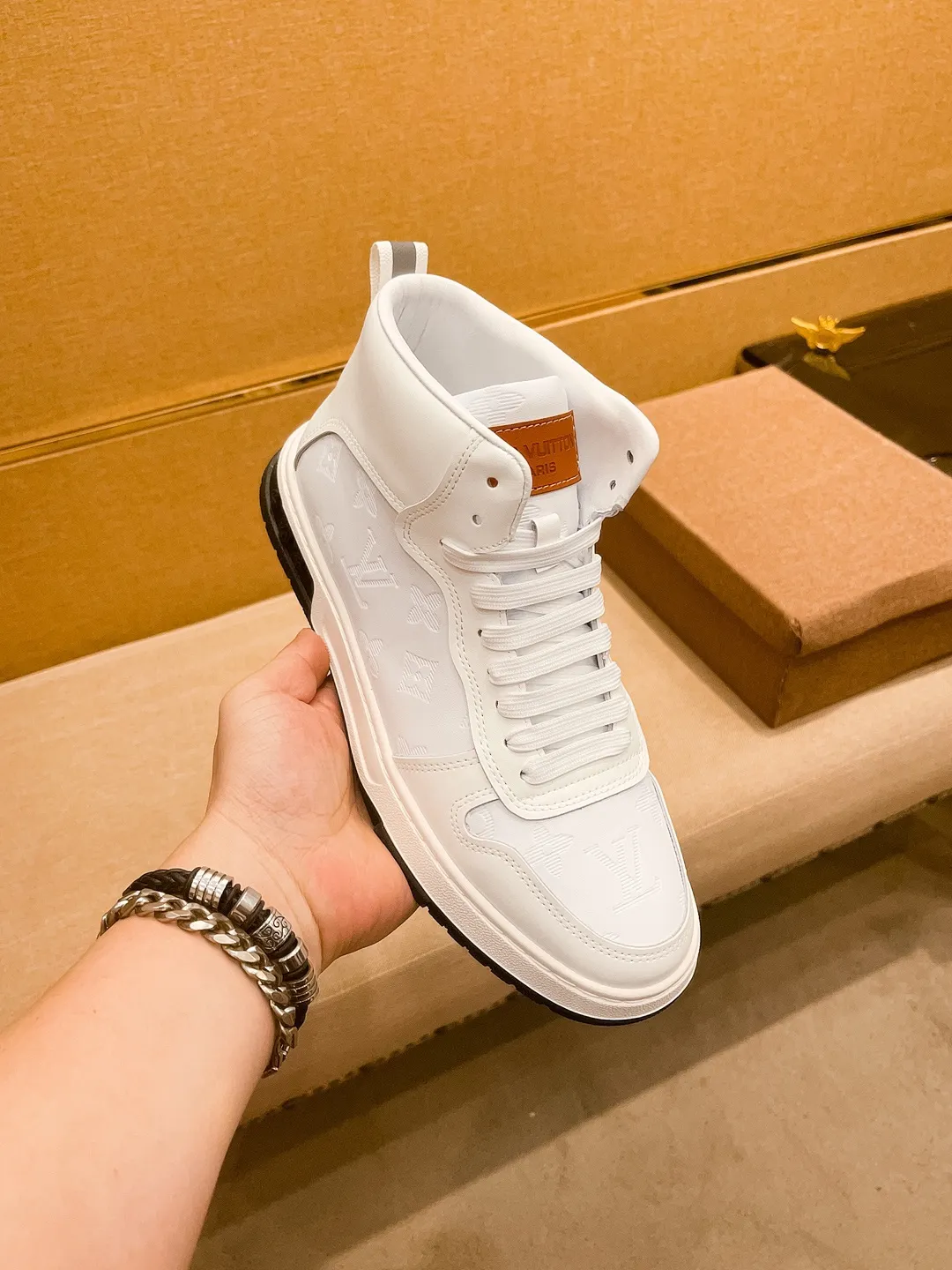 Men's shoes 💰 440💰【 LV 】🔥 Louis Vuitton, high-end men's shoes brand, official website 1:1 latest masterpiece: the upper is made of first-layer cowhide imported from Italy with a comfortable and breathable lining➕original non-slip and wear-resistant outsole🔥, making walking more convenient and comfortable! An exclusive new model, a stunning work, a beautiful 1:1 replica [color] compared to the official quality! Create a fashionable personality to set off your uniqueness! A must-have for trendy men! Classic🔥Size: 38-44 Color: 🔥Multiple colors available🔥